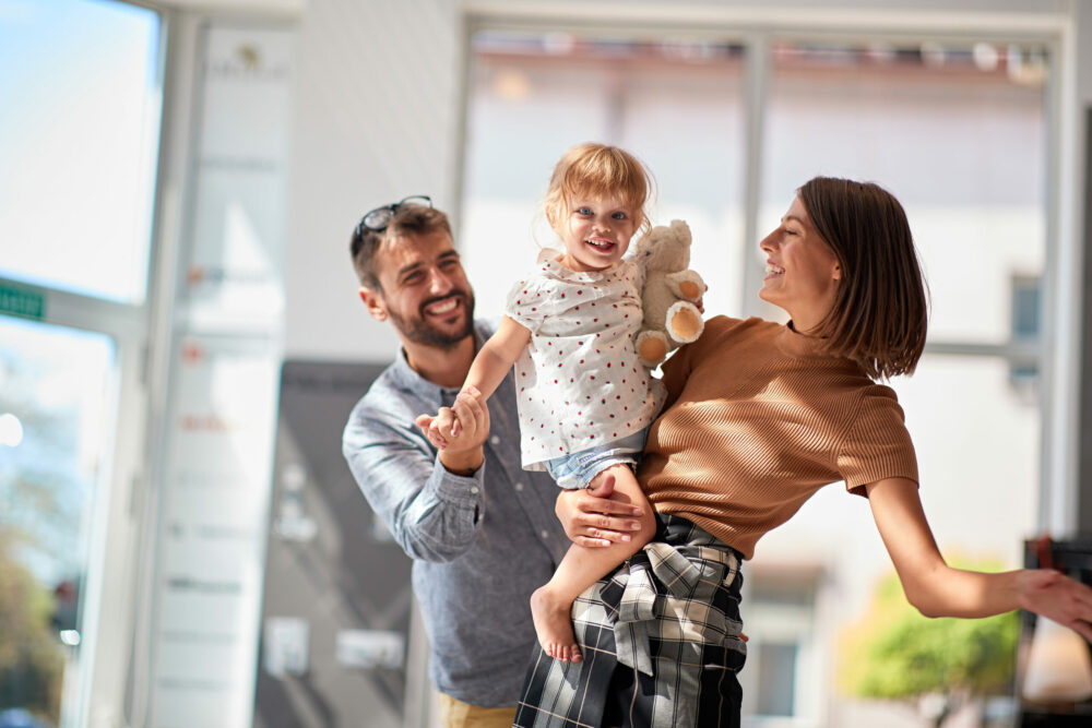 Junge Familie glücklich in ihrem neuen Zuhause